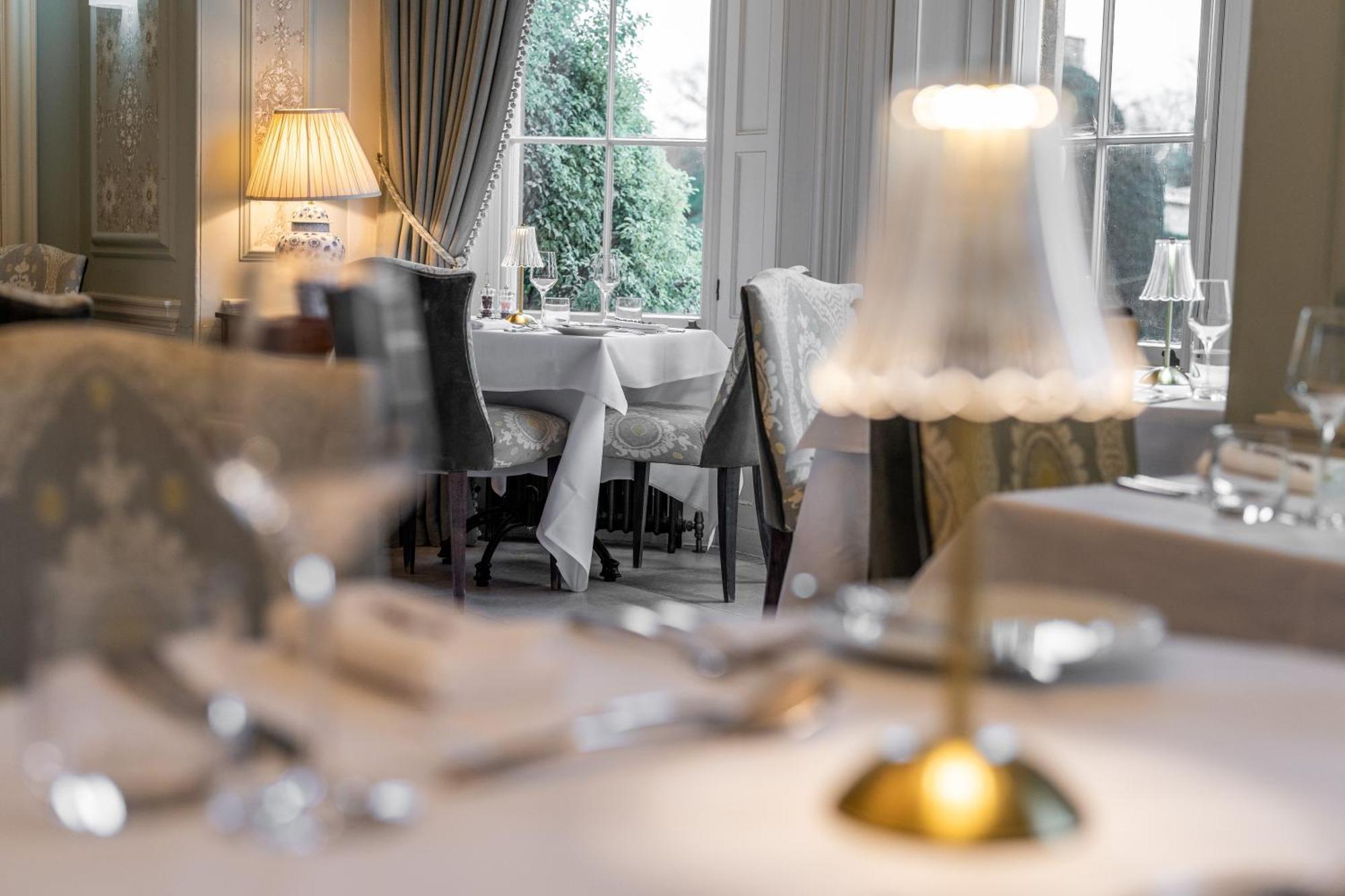 Weston Manor Hotel Kültér fotó